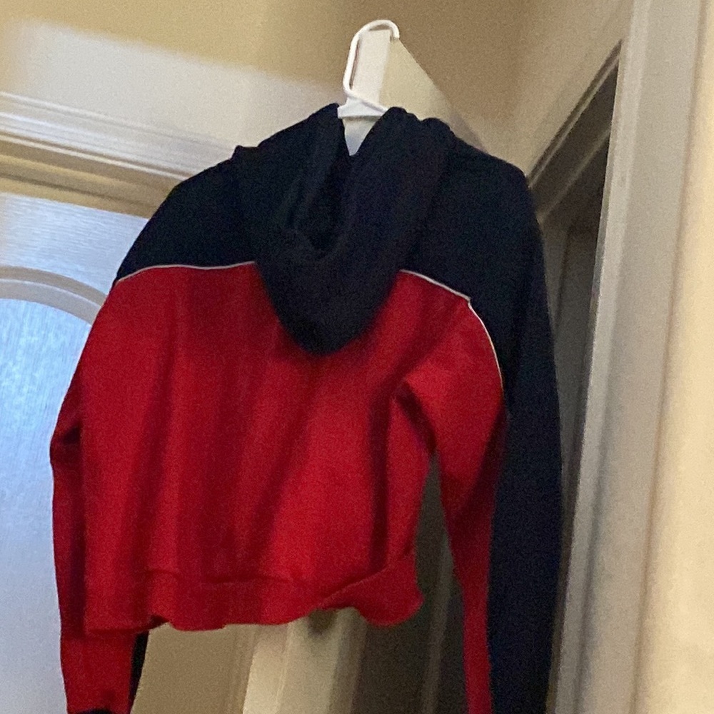 Cropped black and red hoddie - Picture 2 of 4